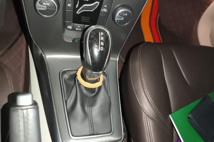 Used Volvo V40 2014 2.0T Zhiya Edition Gear Lever
