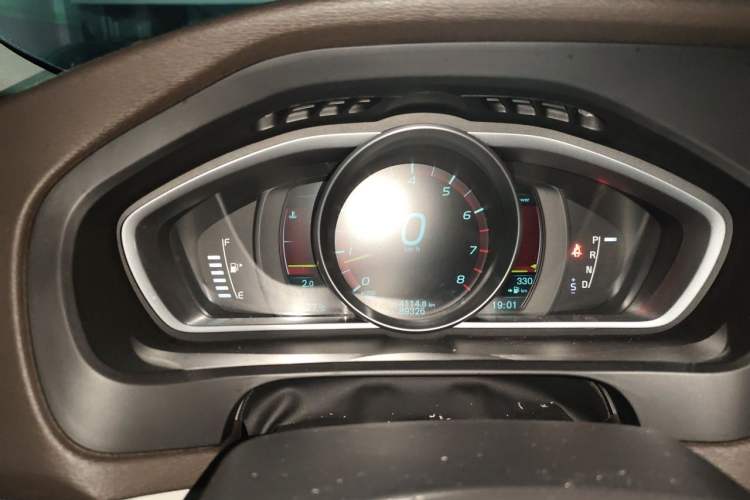 Used Volvo V40 2014 2.0T Zhiya Edition Instrument Cluster