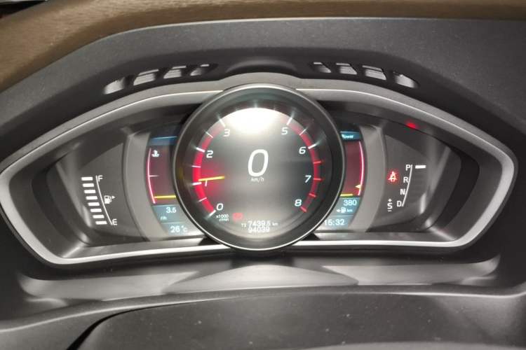 Used Volvo V40 2014 2.0T Zhiya Edition Instrument Cluster
