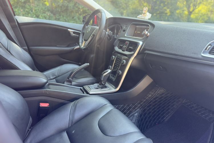 Used Volvo V40 2014 2.0T Zhiya Edition Interior 3