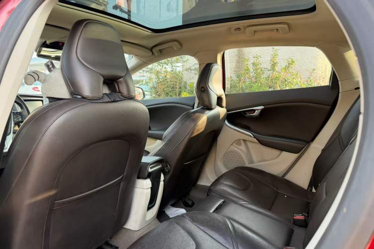 Used Volvo V40 2014 2.0T Zhiya Edition Interior 4