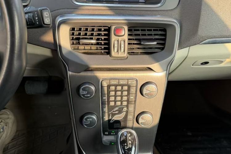 Used Volvo V40 2014 2.0T Zhiya Edition Interior 5