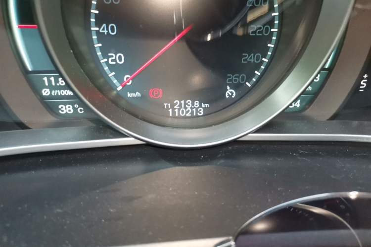 Used Volvo V40 2014 2.0T Zhiya Edition Odometer Close Up