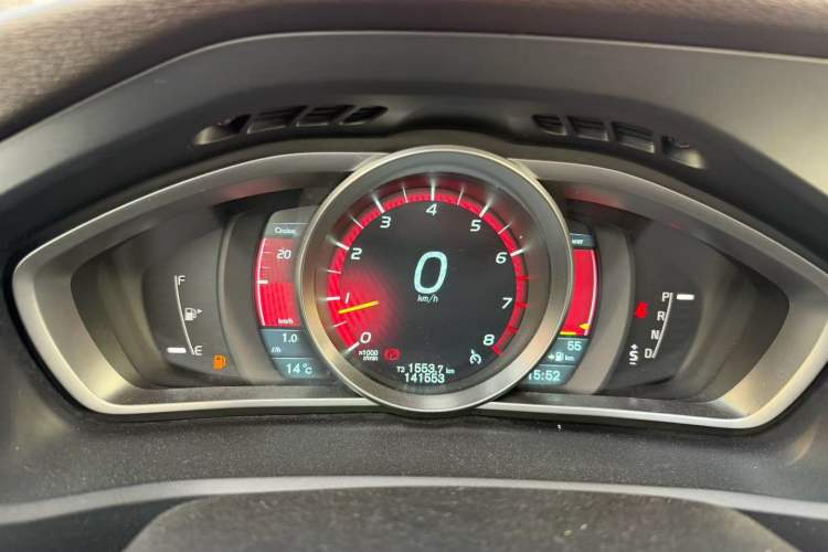 Used Volvo V40 2014 2.0T Zhiya Edition Odometer Close Up