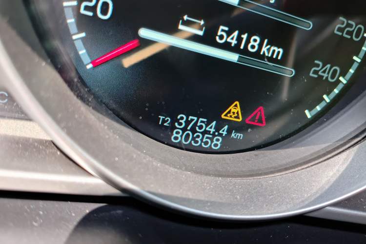 Used Volvo V40 2014 2.0T Zhiya Edition Odometer Close Up