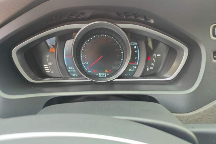 Used Volvo V40 2014 2.0T Zhiya Edition Odometer Close Up