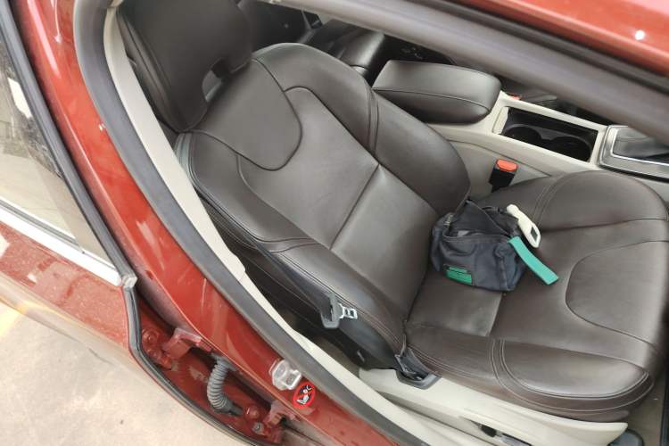 Used Volvo V40 2014 2.0T Zhiya Edition Right Front Seat