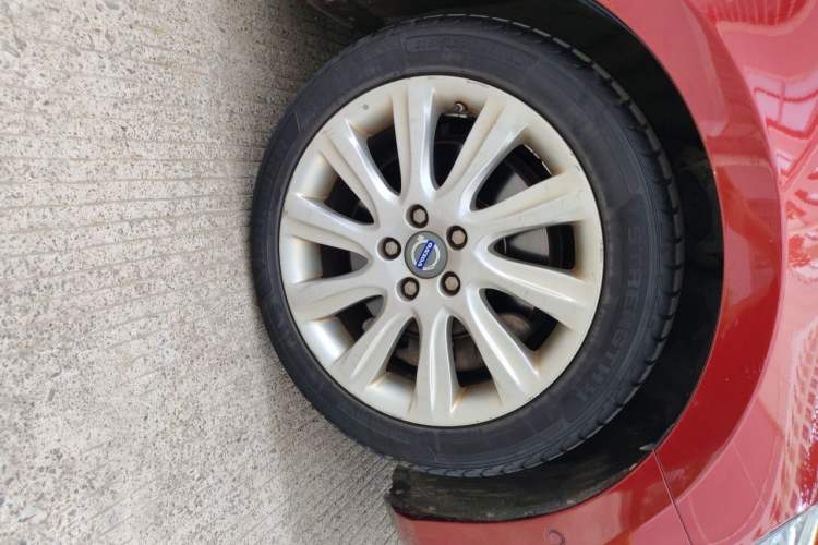 Used Volvo V40 2014 2.0T Zhiya Edition Right Front Wheel Hub