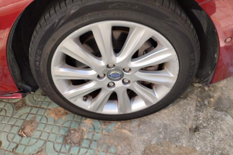 Used Volvo V40 2014 2.0T Zhiya Edition Right Front Wheel Hub