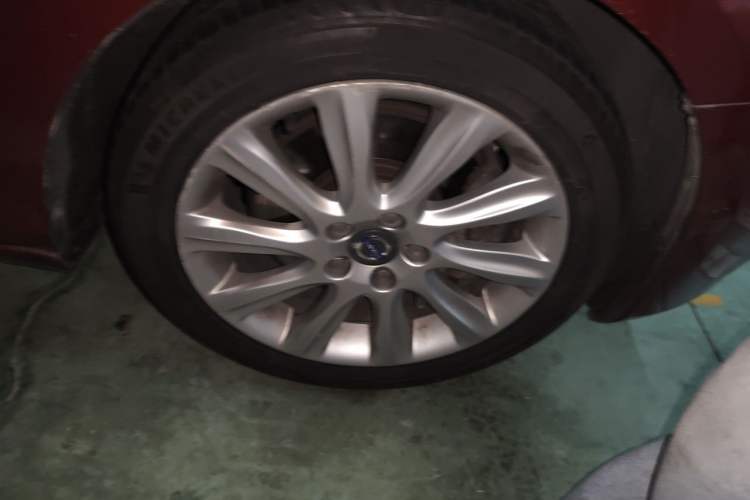 Used Volvo V40 2014 2.0T Zhiya Edition Right Front Wheel Hub