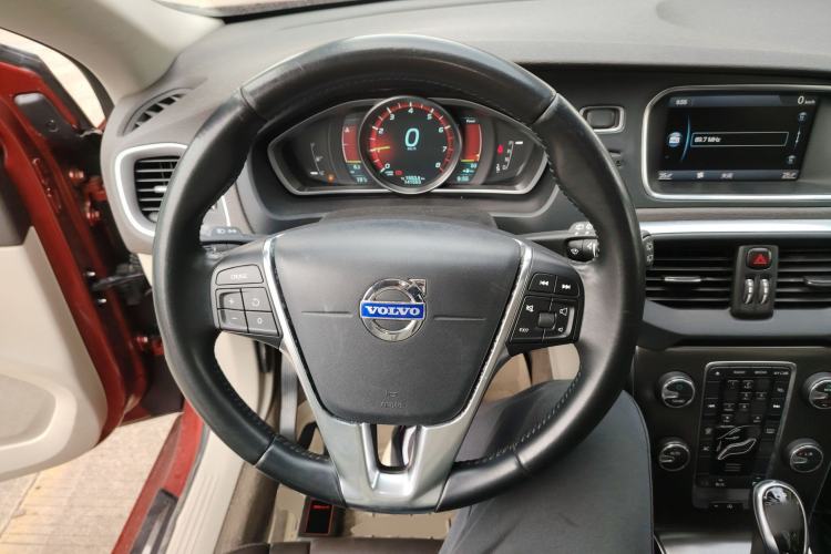 Used Volvo V40 2014 2.0T Zhiya Edition Steering Wheel