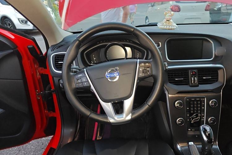 Used Volvo V40 2014 2.0T Zhiya Edition Steering Wheel