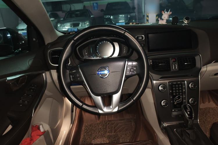 Used Volvo V40 2014 2.0T Zhiya Edition Steering Wheel