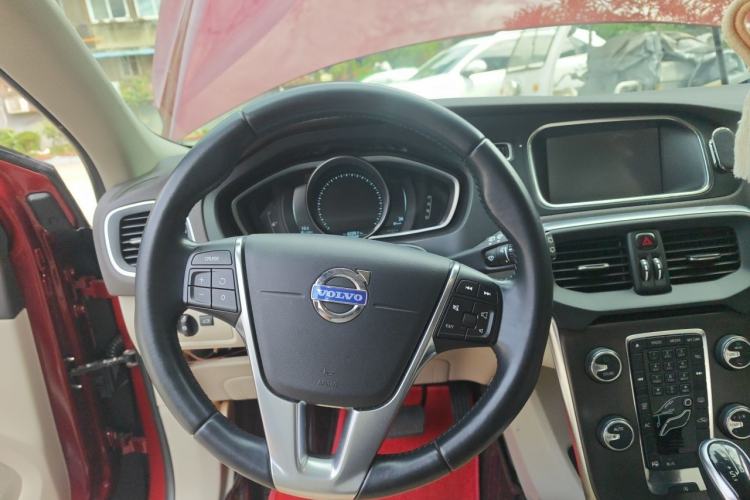 Used Volvo V40 2014 2.0T Zhiya Edition Steering Wheel