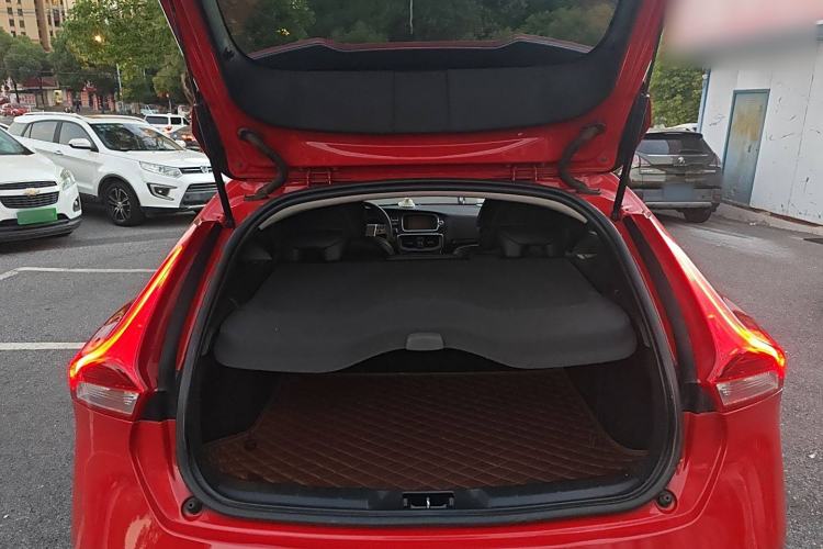 Used Volvo V40 2014 2.0T Zhiya Edition Trunk
