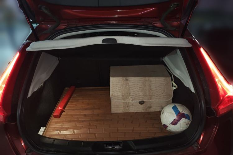 Used Volvo V40 2014 2.0T Zhiya Edition Trunk