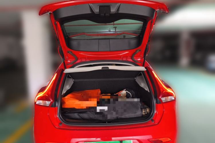 Used Volvo V40 2014 2.0T Zhiya Edition Trunk