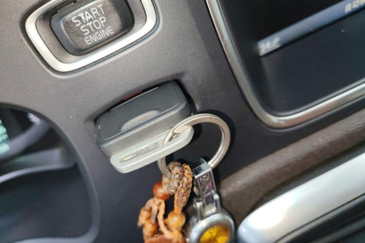 Used Volvo V40 2014 2.0T Zhiya Edition Vehicle Key