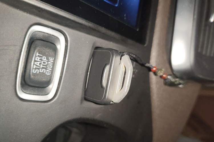Used Volvo V40 2014 2.0T Zhiya Edition Vehicle Key