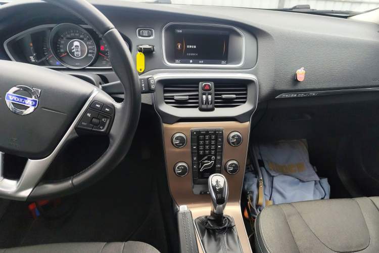 Used Volvo V40 2014 Cross Country 2.0T Zhiyi Edition Audio And AC Panel