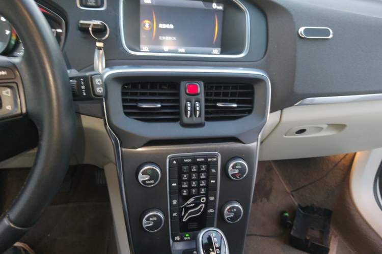Used Volvo V40  Audio And AC Panel