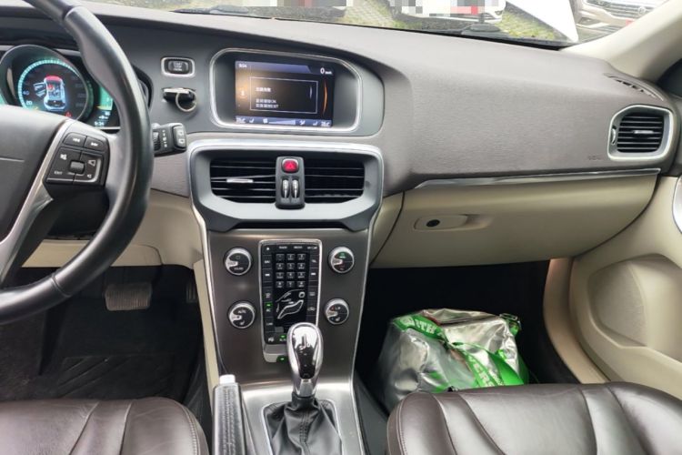 Used Volvo V40 2014 T5 Prestige Edition Audio And AC Panel