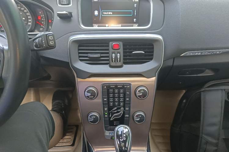 Used Volvo V40 2014 Cross Country 2.0T Zhiyi Edition Audio And AC Panel