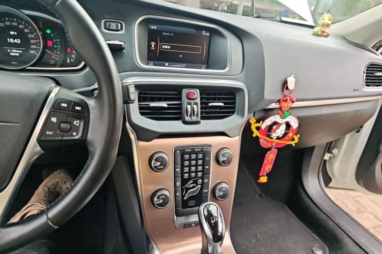 Used Volvo V40 2014 Cross Country 2.0T Zhiyi Edition Audio And AC Panel