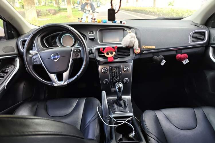 Used Volvo V40 2014 2.0T Zhiya Edition Center Console