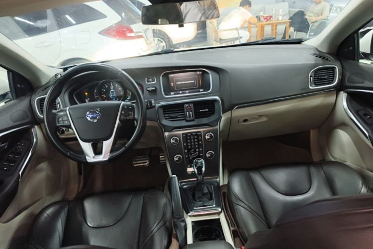 Used Volvo V40 2014 2.0T Zhiya Edition Center Console