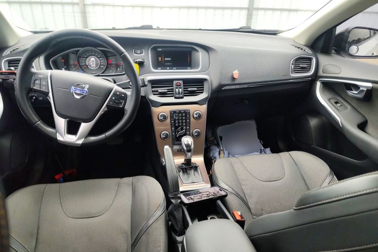 Used Volvo V40 2014 Cross Country 2.0T Zhiyi Edition Center Console