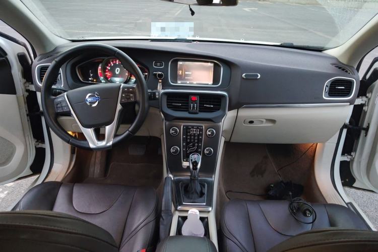 Used Volvo V40  Center Console
