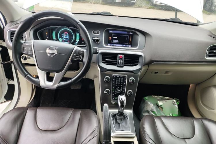 Used Volvo V40 2014 T5 Prestige Edition Center Console