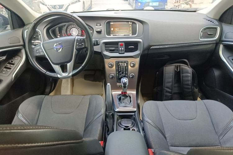 Used Volvo V40 2014 Cross Country 2.0T Zhiyi Edition Center Console