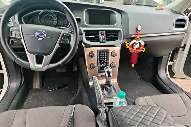 Used Volvo V40 2014 Cross Country 2.0T Zhiyi Edition Center Console