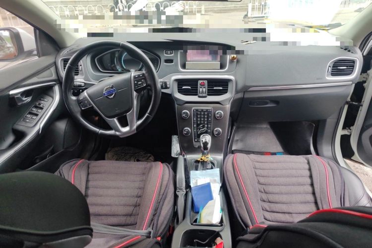 Used Volvo V40 2014 2.0T Zhiya Edition Center Console