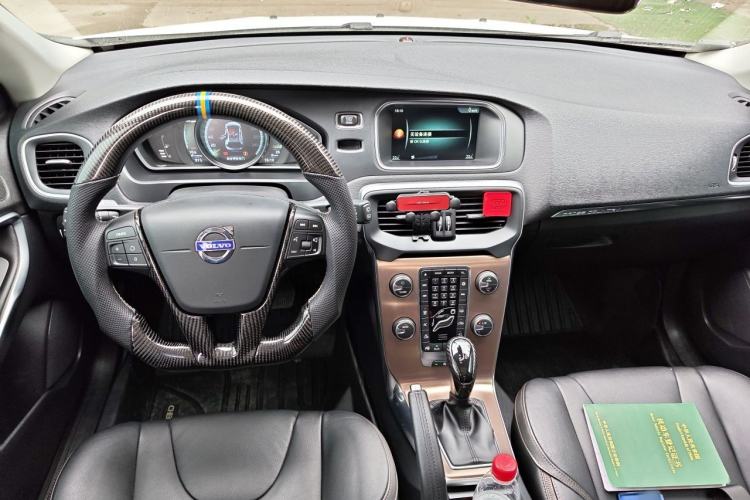 Used Volvo V40 2014 Cross Country T5 AWD Prestige Edition Center Console