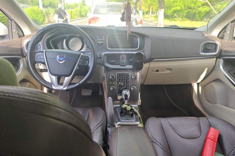 Used Volvo V40 2014 2.0T Zhiya Edition Center Console