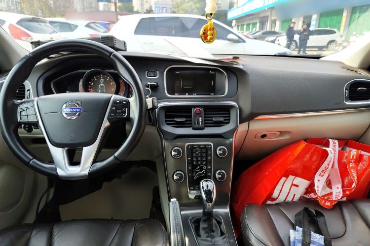 Used Volvo V40 2014 2.0T Zhiya Edition Center Console
