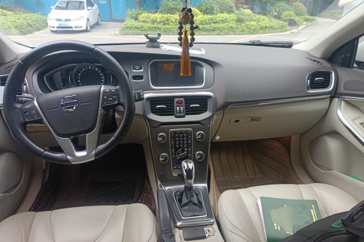 Used Volvo V40 2014 2.0T Zhiya Edition Center Console