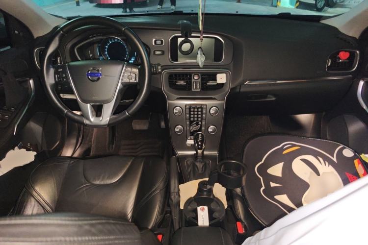 Used Volvo V40 2014 2.0T Zhiya Edition Center Console