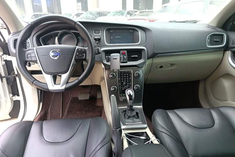 Used Volvo V40 2014 2.0T Zhiya Edition Center Console
