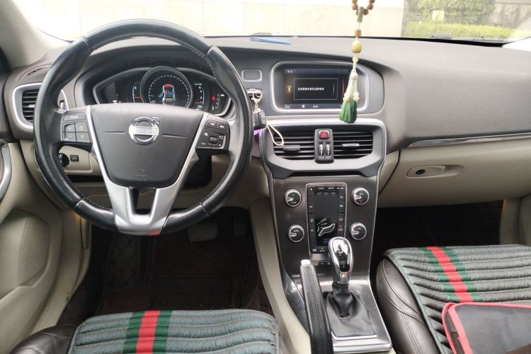 Used Volvo V40 2014 2.0T Zhiya Edition Center Console