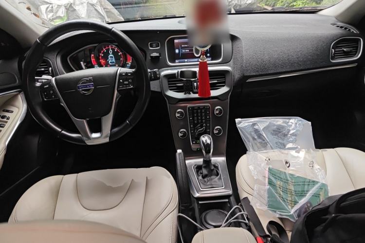 Used Volvo V40 2014 2.0T Zhiya Edition Center Console