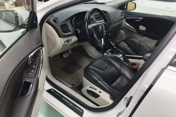 Used Volvo V40 2014 2.0T Zhiya Edition Driver Seat