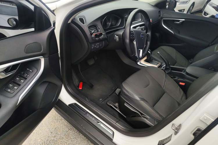 Used Volvo V40 2014 Cross Country 2.0T Zhiyi Edition Driver Seat