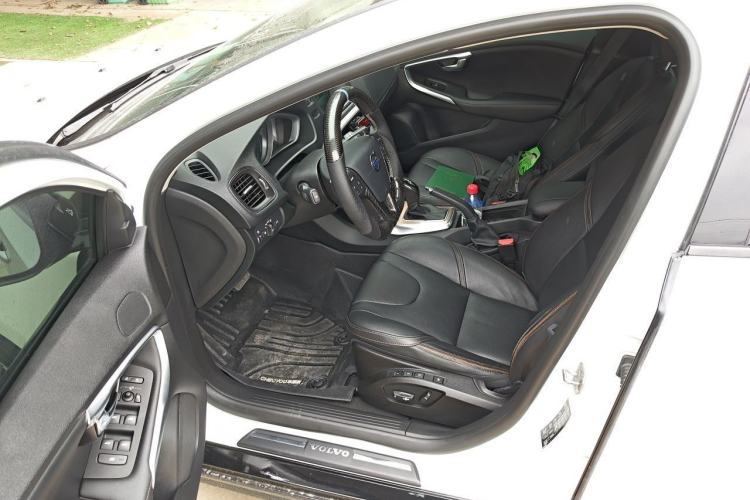 Used Volvo V40 2014 Cross Country T5 AWD Prestige Edition Driver Seat