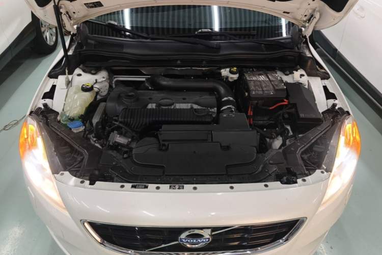 Used Volvo V40 2014 2.0T Zhiya Edition Engine Bay