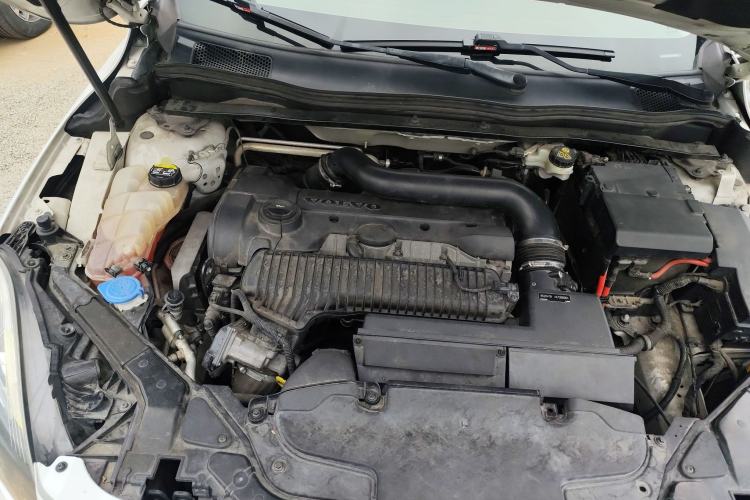 Used Volvo V40 2014 Cross Country 2.0T Zhiyi Edition Engine Bay