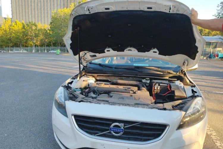 Used Volvo V40  Engine Bay